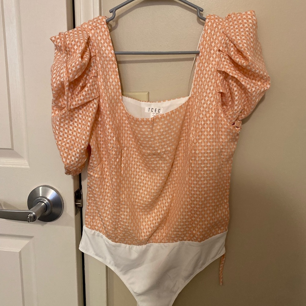 Cute puff sleeve body suit! Never worn but doesn’t have the tag on